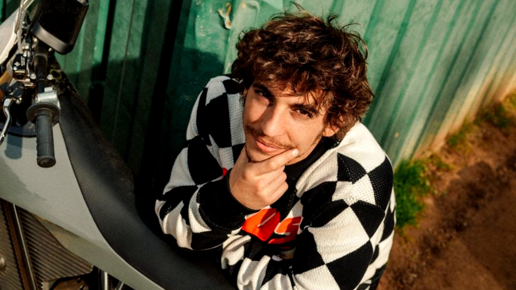 De actuar en 'La Casa de Papel' a pilotar una motocicleta eléctrica de Enduro