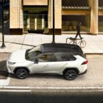¿Por qué los coches híbridos hacen siempre ese ruido extraño al circular marcha atrás?