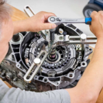 Una de cal y una de arena: reparar un coche eléctrico es más barato, pero también tarda más que en un modelo de combustión