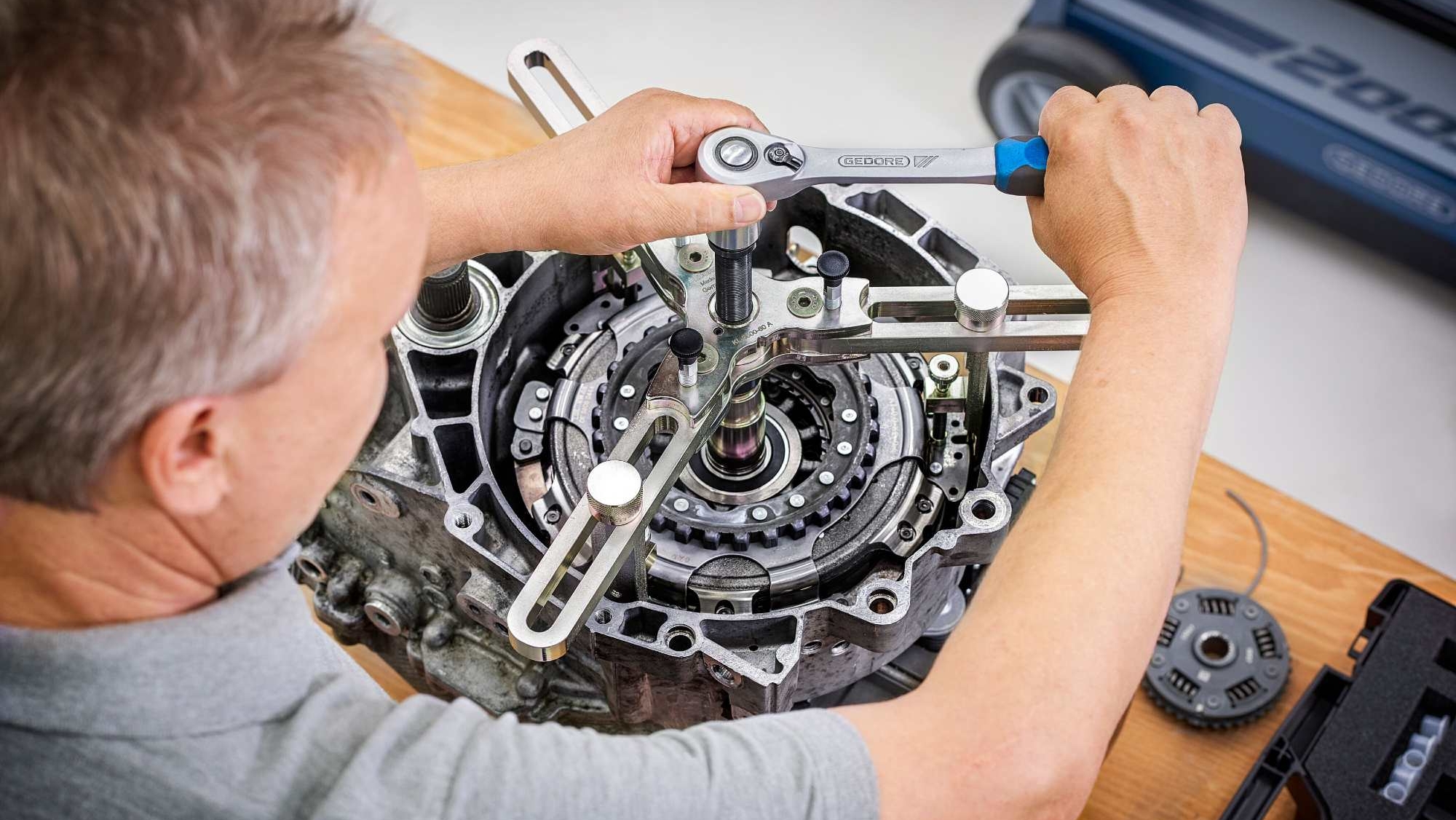 Una de cal y una de arena: reparar un coche eléctrico es más barato, pero también tarda más que en un modelo de combustión
