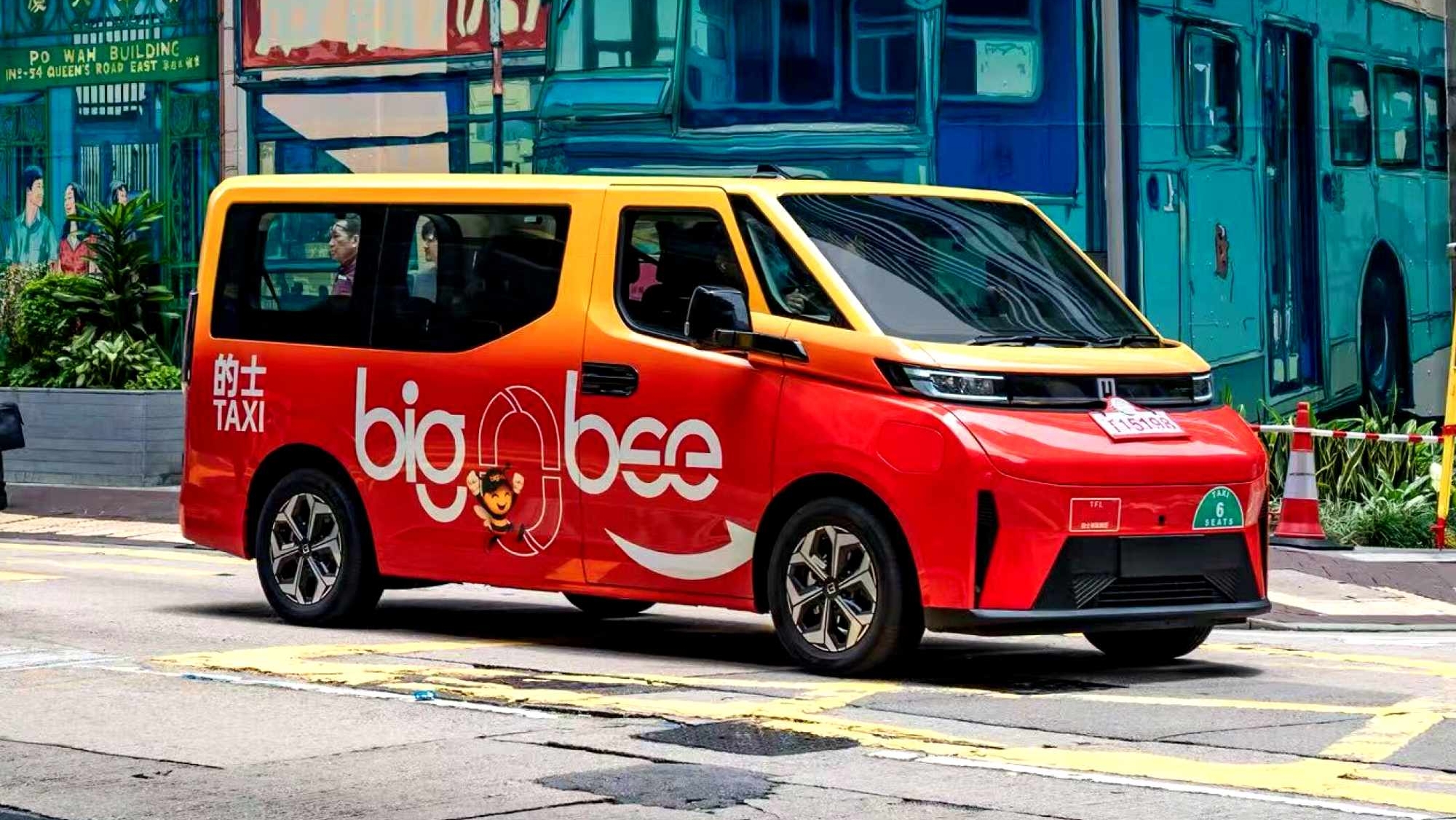 Dos por uno: esta furgoneta eléctrica china estrena versiones taxi y Combi