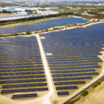 JLR apuesta por la energía solar: inaugura un parque que ocupa como 36 campos de fútbol
