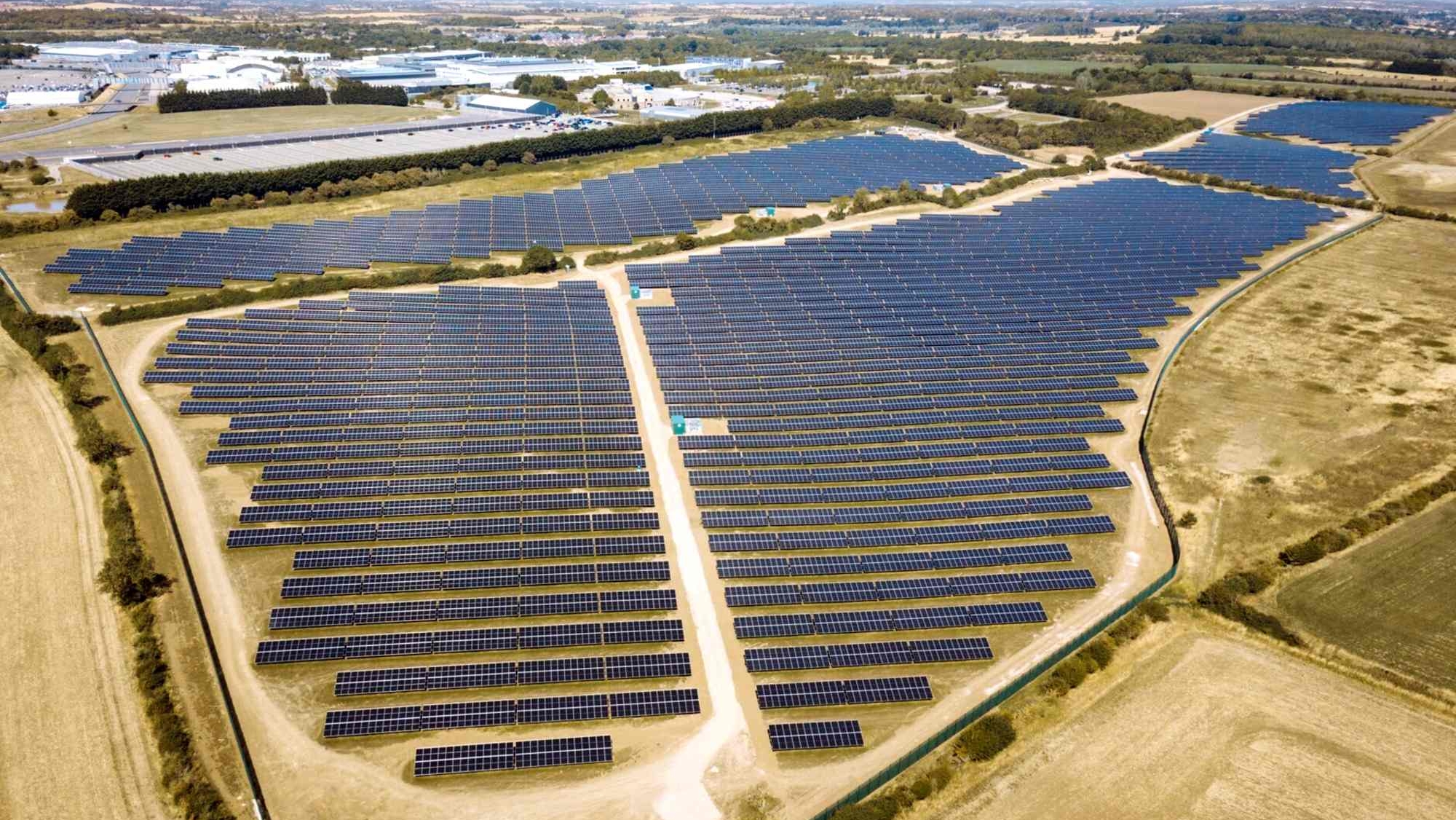 JLR apuesta por la energía solar: inaugura un parque que ocupa como 36 campos de fútbol