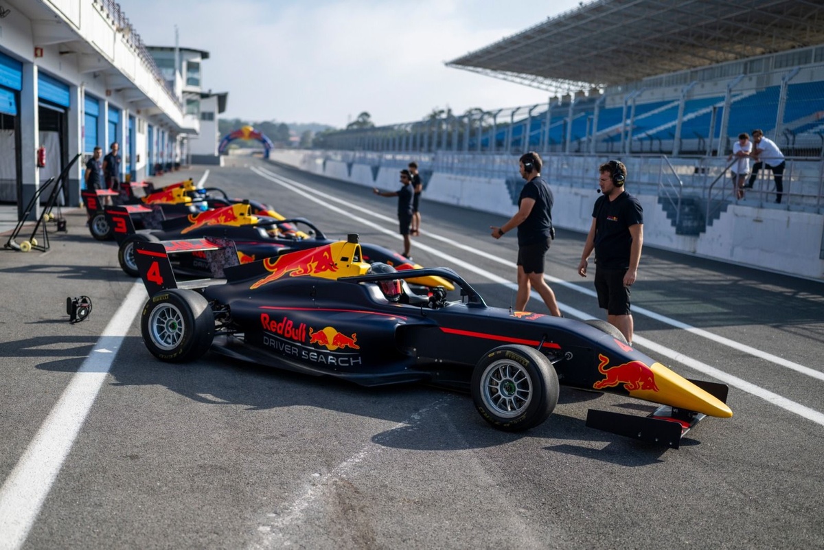 Red Bull añade dos nuevos talentos a su academia #F1 #FVDigital