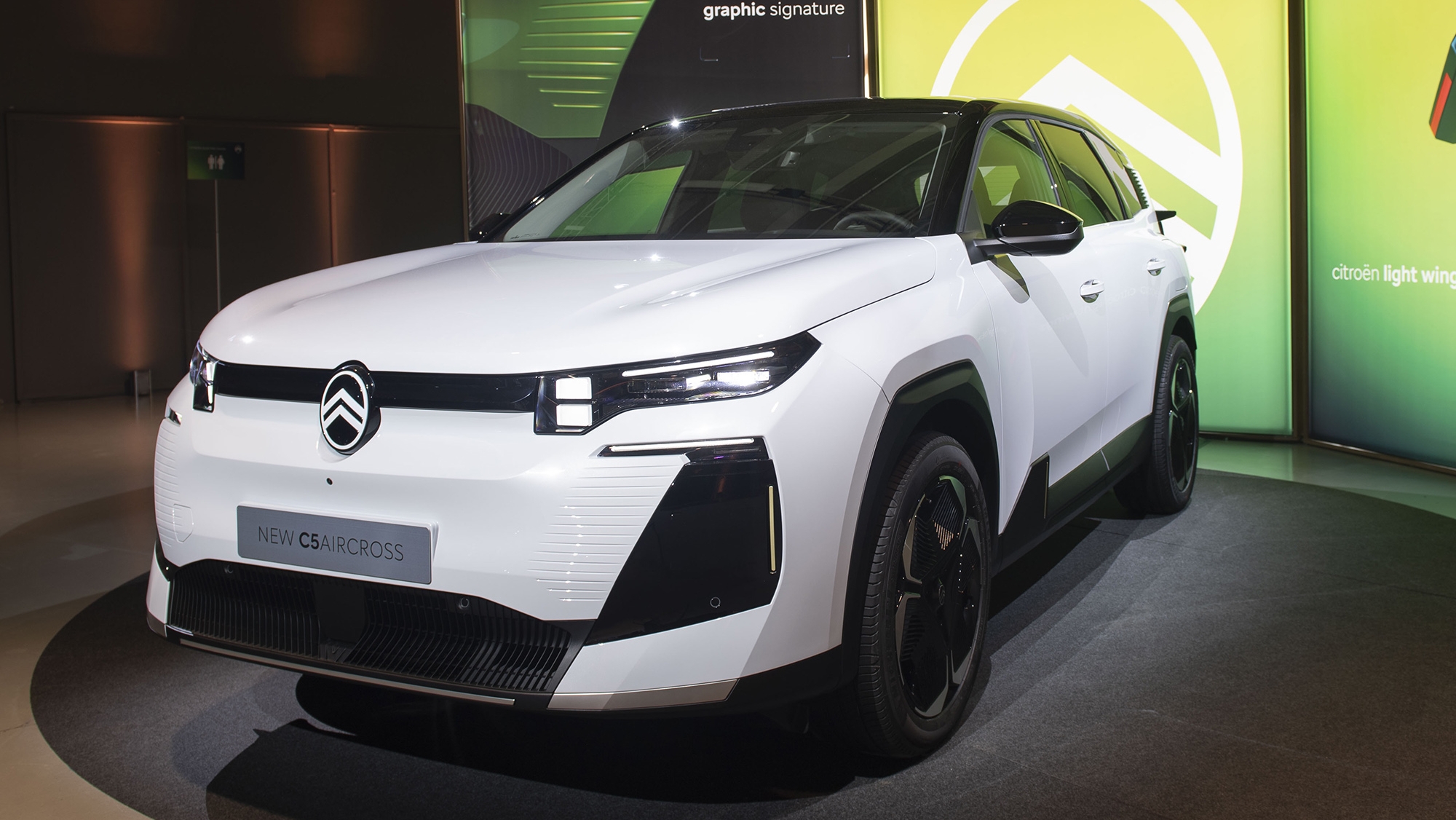 El Citroën C5 Aircross eléctrico más barato que puedes comprar también es que el más autonomía ofrece, con el mismo motor de 210 CV