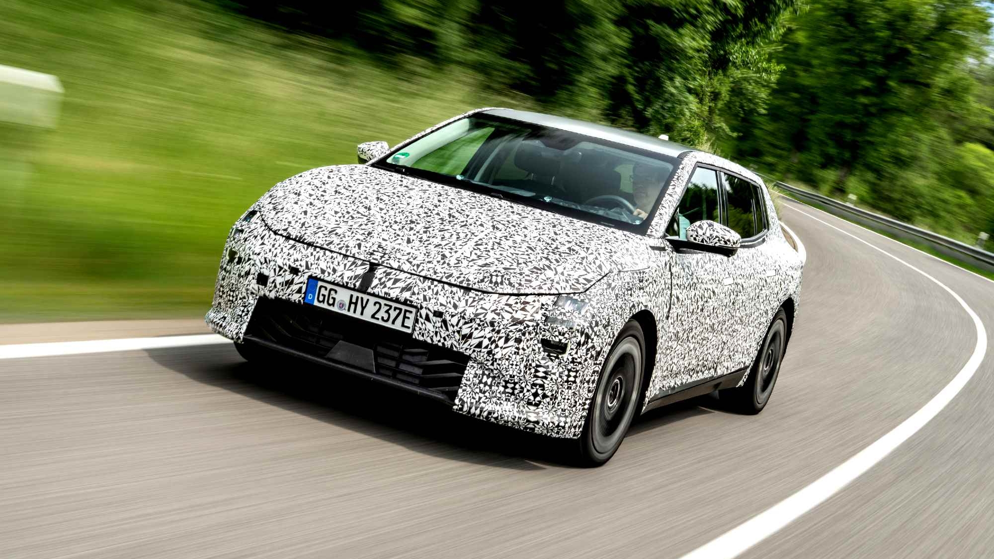 Tiembla el Tesla Model 3: la nueva berlina eléctrica de Kia demuestra tener una batería a prueba de bombas
