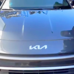 Parece un milagro, pero este coche eléctrico, quemado intencionadamente, les ha dado una sorpresa a los mecánicos de este famoso desguace