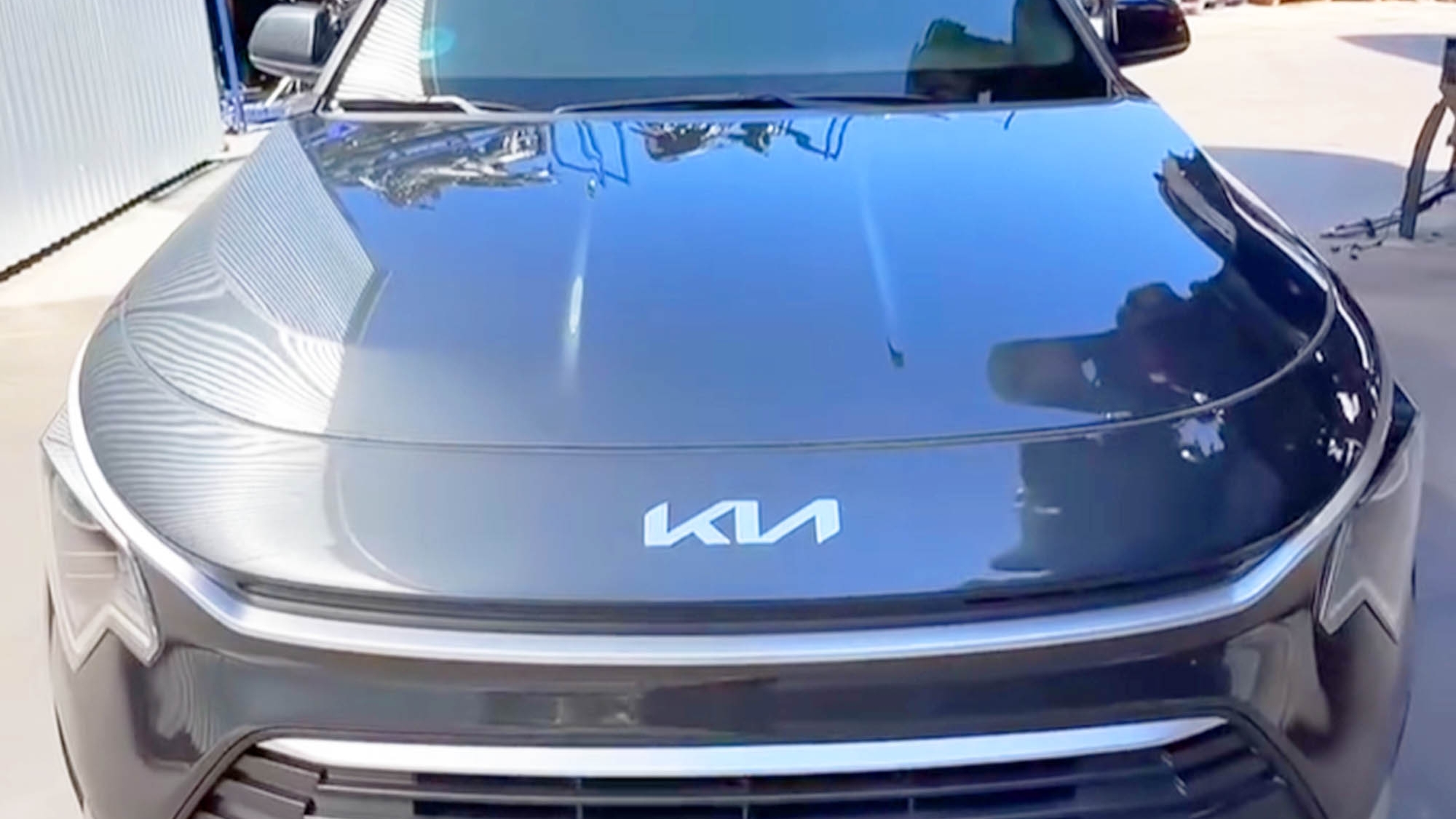 Parece un milagro, pero este coche eléctrico, quemado intencionadamente, les ha dado una sorpresa a los mecánicos de este famoso desguace