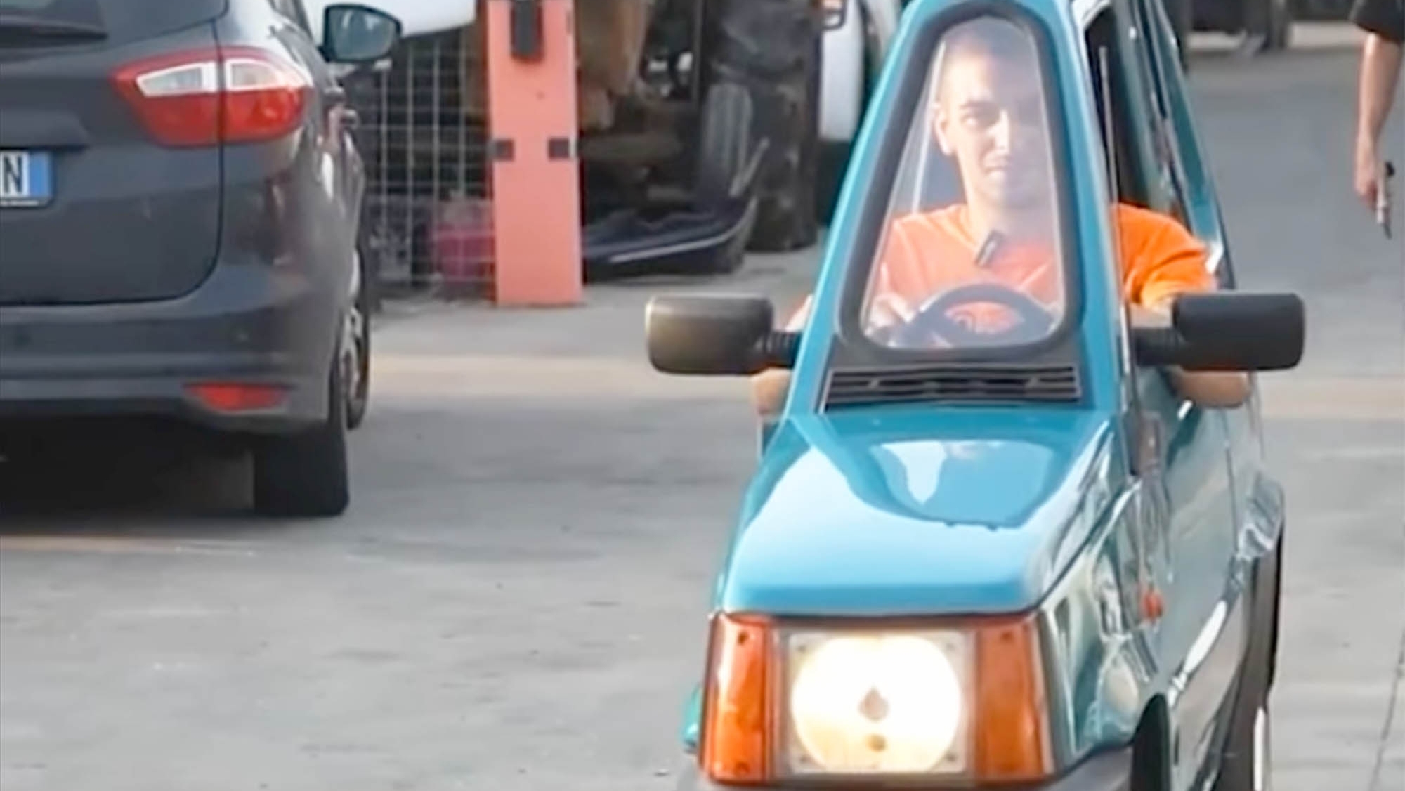 Este Fiat Panda eléctrico es el coche más estrecho del mundo: ¡en menos de 50 cm cabe todo y todo funciona!