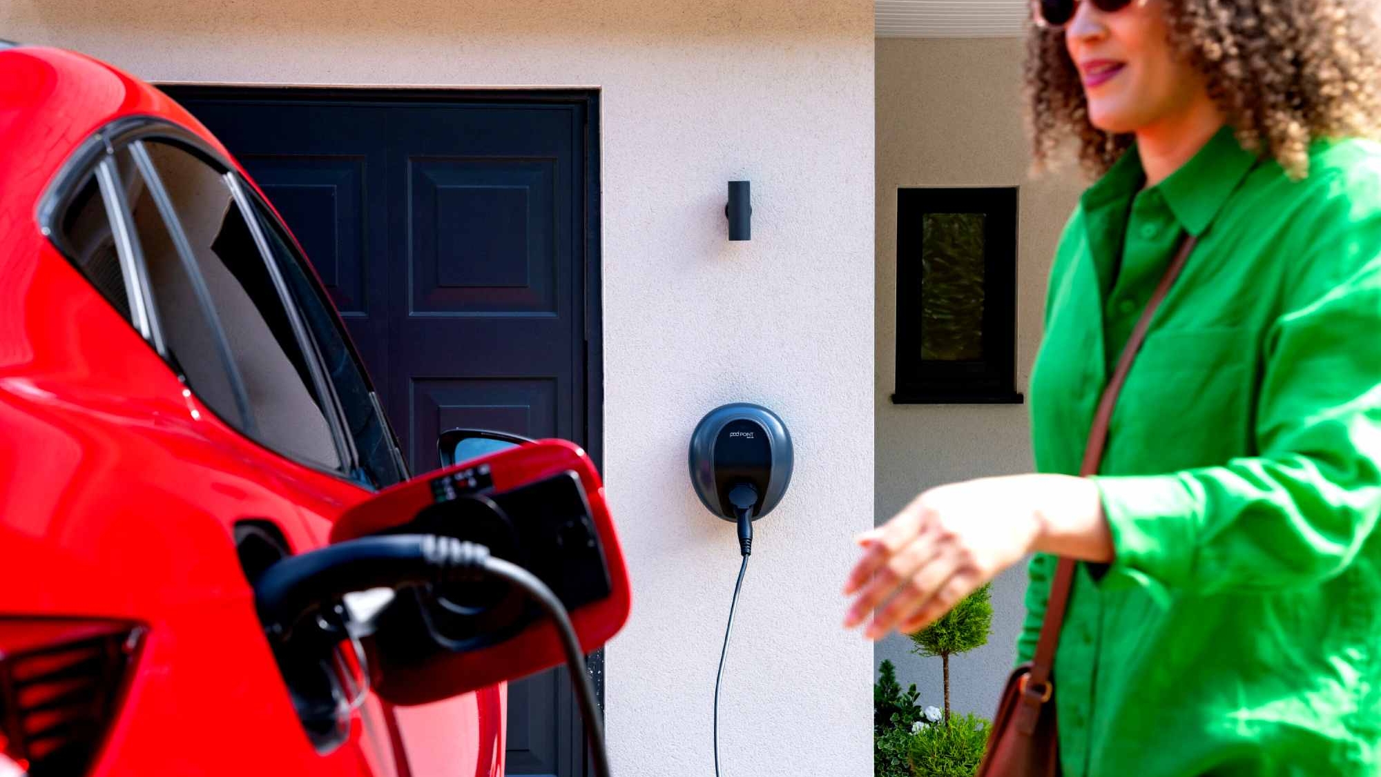 Encuentran un 'extraño' problema de generación de contaminación en las estaciones de carga rápida para coches eléctricos
