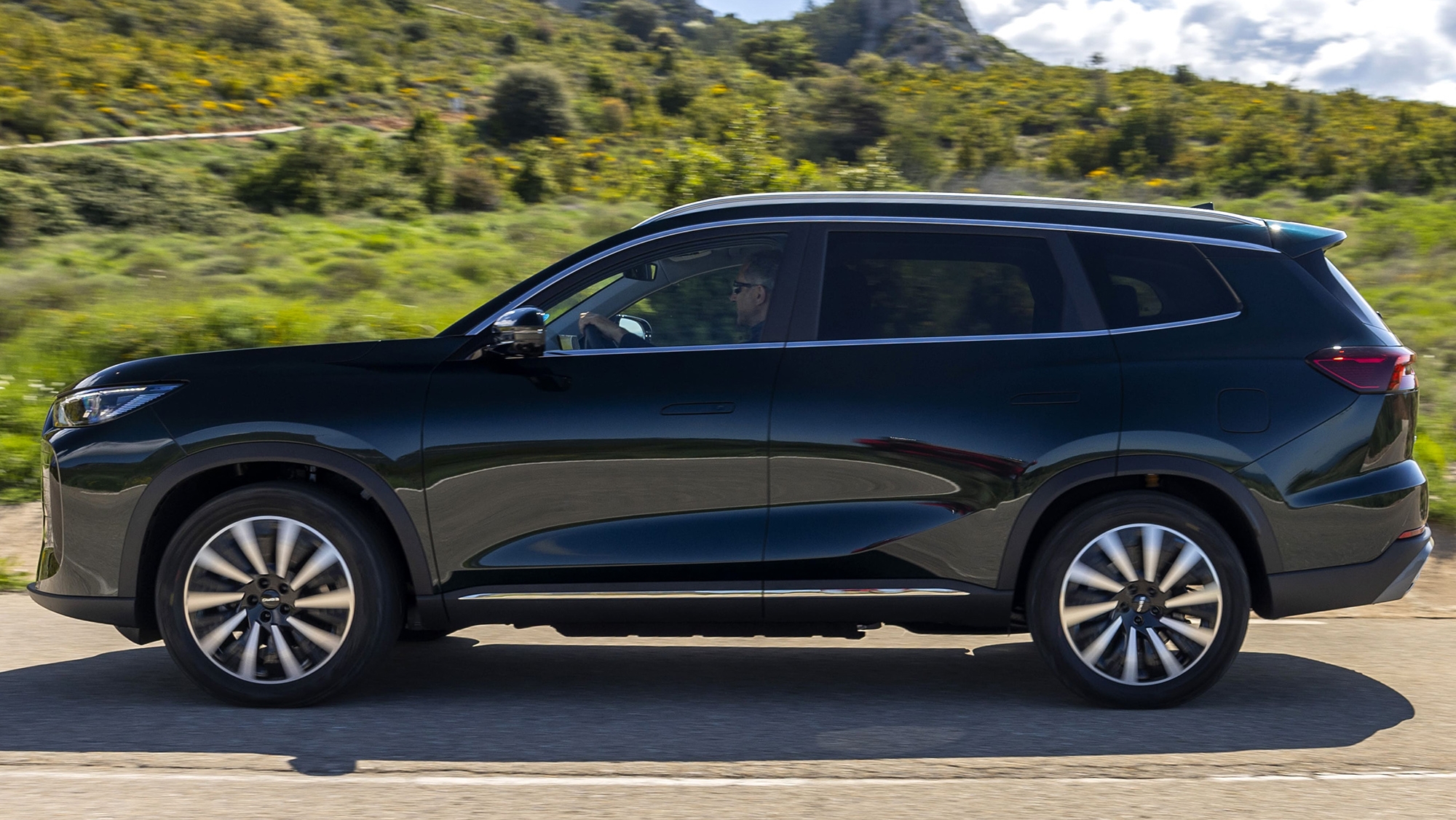 Con un gasto de 0,7 litros y los mismos 280 CV, este SUV híbrido de 7 plazas añade un nuevo equipamiento más barato
