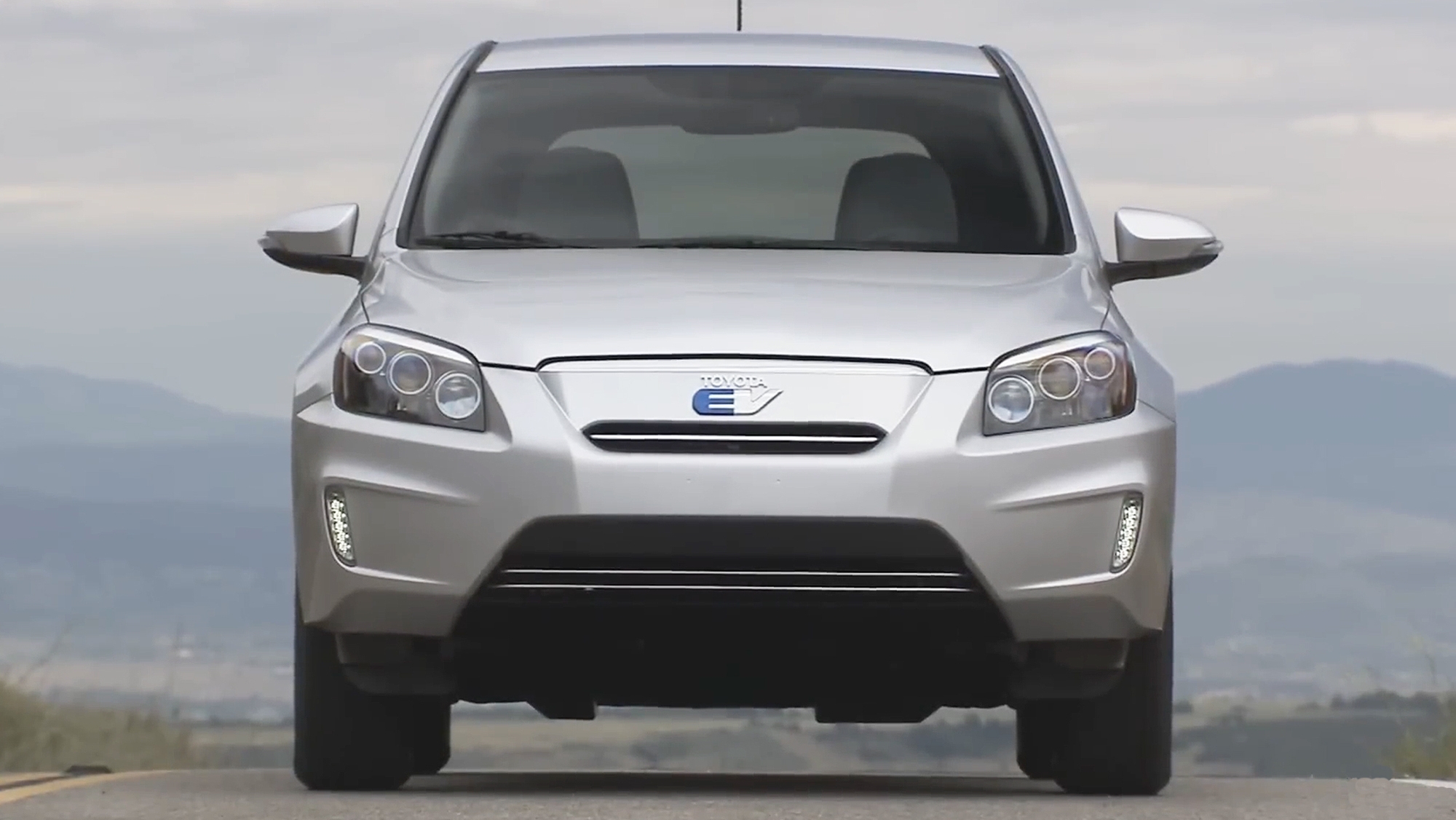 Pocos se acuerdan, pero el Toyota RAV4 eléctrico existió y hubo incluso entendimiento con Elon Musk y Tesla