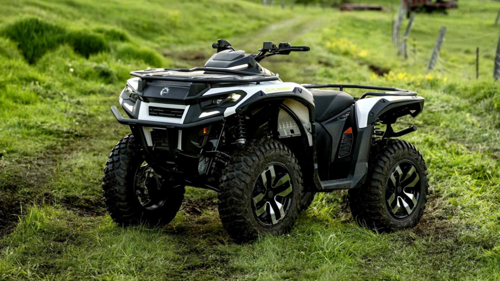 Este ATV eléctrico puede remolcar hasta 830 kg y atravesar el campo durante 80 km antes de tener que recargar