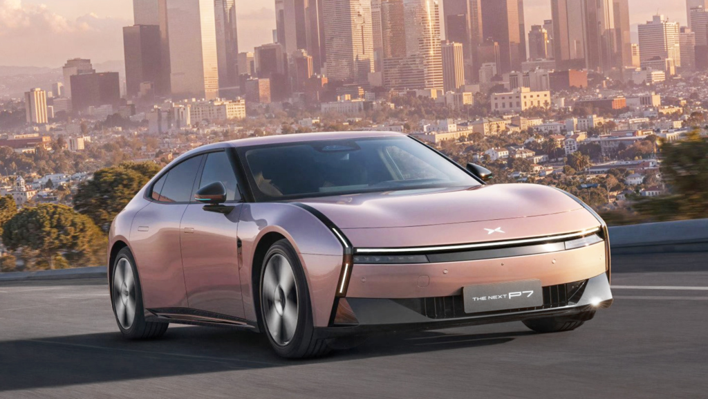 Este futurista eléctrico chino (que vendió 10.000 coches en 7 minutos) es autónomo: sale de la fábrica y aparca sólo