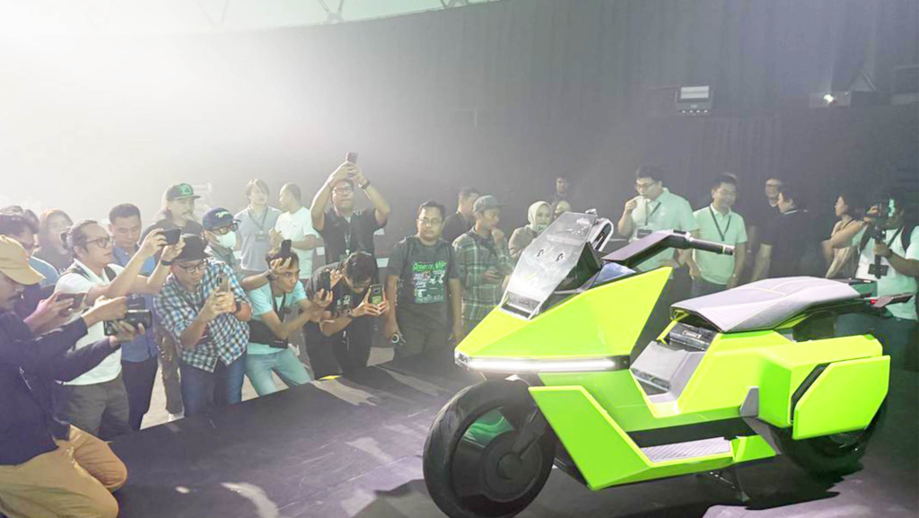 Esta moto eléctrica es la más tecnológica del mundo: es autónoma, se mantiene de pie sola y, además, cambia de forma