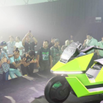 Esta moto eléctrica es la más tecnológica del mundo: es autónoma, se mantiene de pie sola y, además, cambia de forma