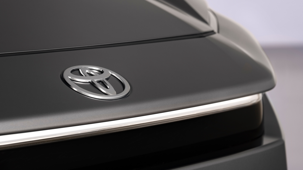 Sus híbridos son un éxito, pero Toyota quiere fabricar en Europa muchos de sus coches eléctricos