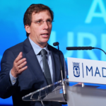 Almeida amplía los parquímetros a nuevos barrios y horarios en Madrid, aunque los ‘Cero Emisiones’ siguen sin pagar