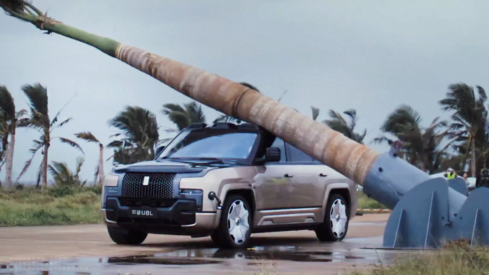 BYD le tira una palmera a su propio 'Range Rover' híbrido de 1.200 CV para demostrar lo robusto que es