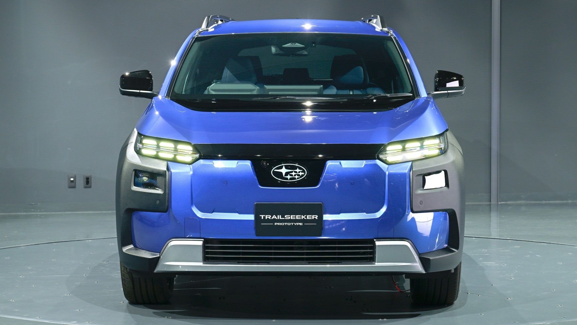 Con 912 litros de maletero y 375 CV, la marca más fiable del mundo presenta su SUV eléctrico: es un Toyota y, también, un rival del Tesla Model Y