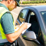 Multado con 900 euros por llevar una pegatina falsa de la ITV en su parabrisas