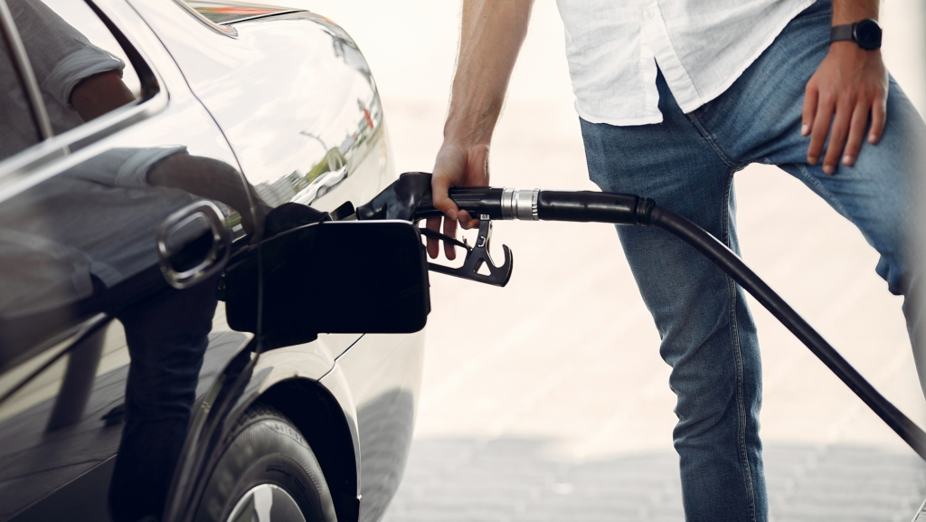 Europa flexibiliza el objetivo de solo coches eléctricos en 2035 y permitirá motores de combustión