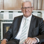 Winfried Kretschmann pide acabar con el debate sobre motores porque genera dudas sobre compra de coches eléctricos