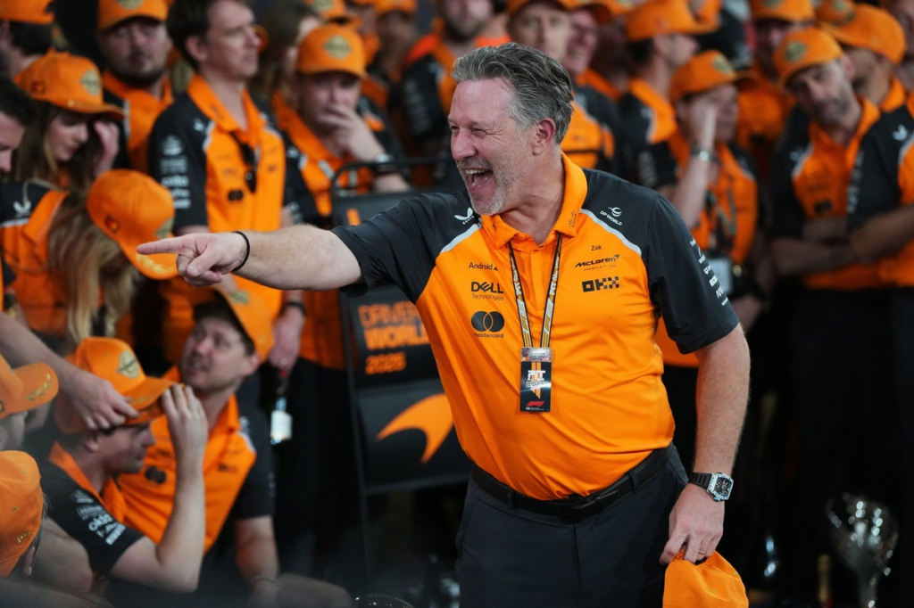 Zak Brown bromea sobre Alpine y Vandoorne en la gala navideña de McLaren