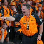 Zak Brown bromea sobre Alpine y Vandoorne en la gala navideña de McLaren