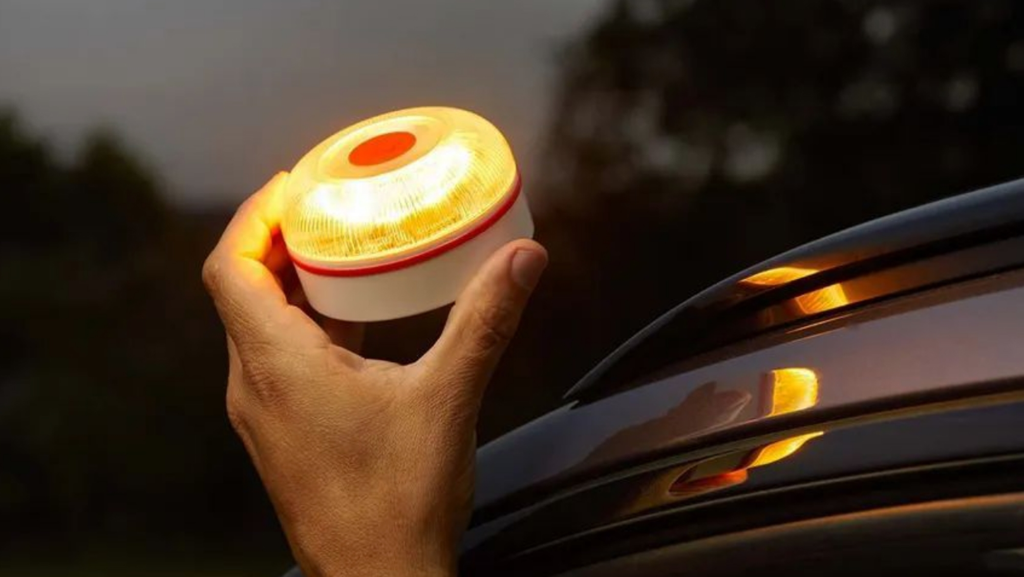 Los 'inventores' de la baliza V16 obligatoria dicen no ser los que "han hecho el negocio" y que solo ganarán un pequeño extra al sueldo de Guardia Civil