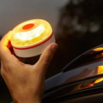 Los 'inventores' de la baliza V16 obligatoria dicen no ser los que "han hecho el negocio" y que solo ganarán un pequeño extra al sueldo de Guardia Civil