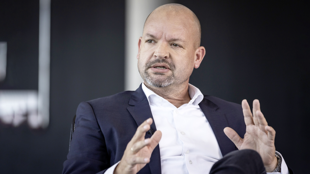 Jefe de Mercedes califica coches de gasolina como ‘tecnología de hace un siglo’ y eléctricos como ‘el futuro’