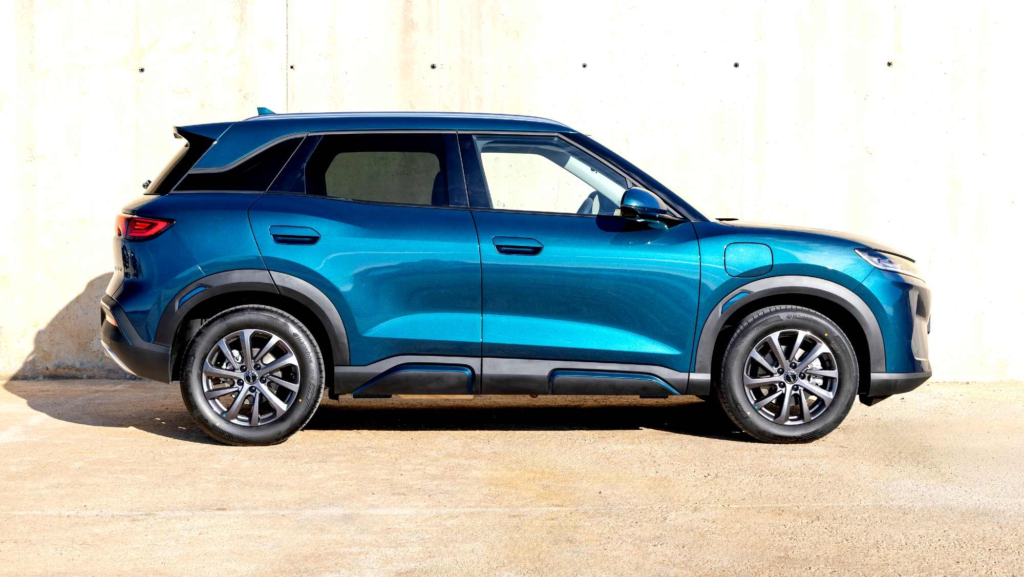 18.190 €, hasta 212 CV y 90 km de autonomía eléctrica: así es el coche híbrido enchufable más barato del mercado