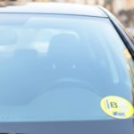 La etiqueta B de la DGT enfrenta nuevas restricciones a partir de 2026 en las Zonas de Bajas Emisiones