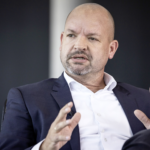 Jefe de Mercedes califica coches de gasolina como ‘tecnología de hace un siglo’ y eléctricos como ‘el futuro’