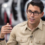 RJ Scaringe, CEO de Rivian: «Podríamos activar CarPlay rápidamente, pero terminas con un entorno como el de Apple»