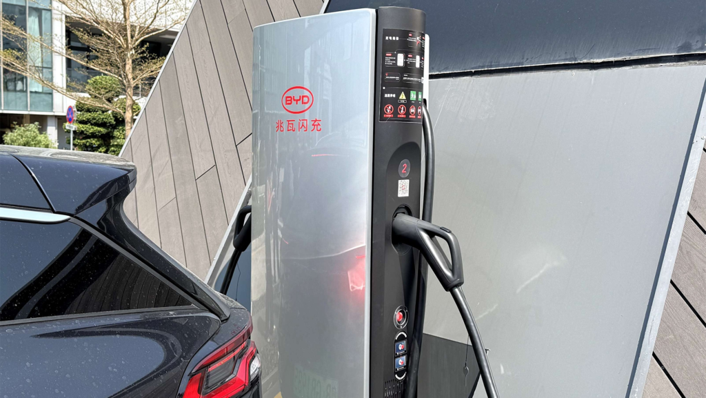 BYD implementa sistema para compartir cargadores domésticos entre usuarios de vehículos eléctricos