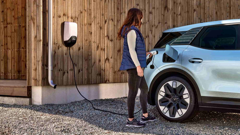 Cargar el coche eléctrico en casa ajena, un nuevo dilema social en Navidad
