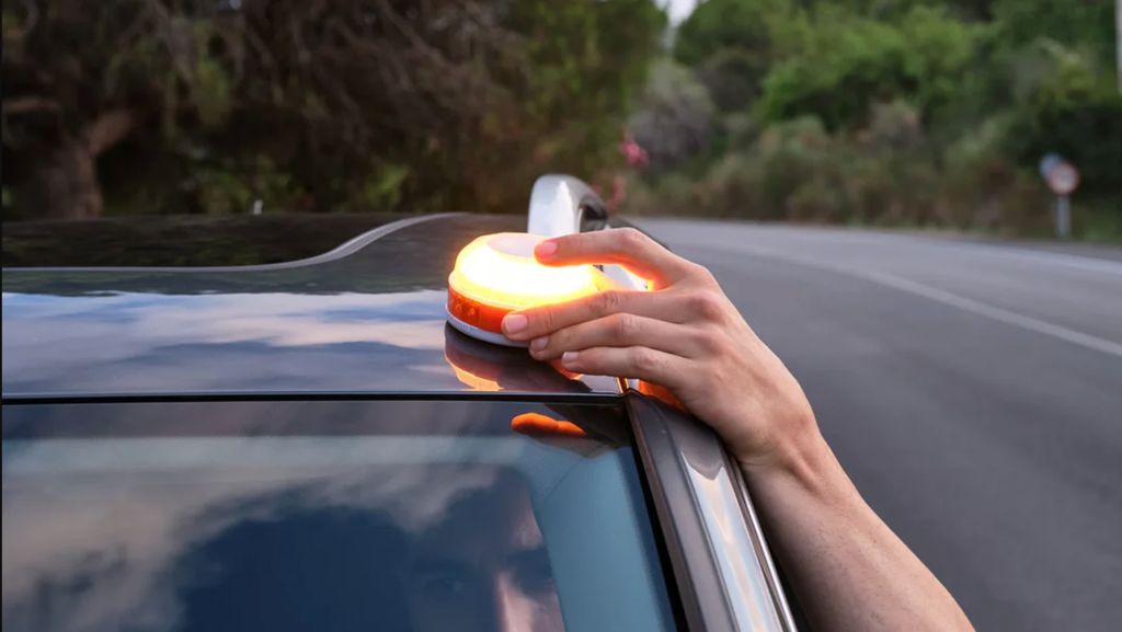 Facua denuncia a Amazon, AliExpress y Leroy Merlin por vender balizas V16 sin informar de su caducidad