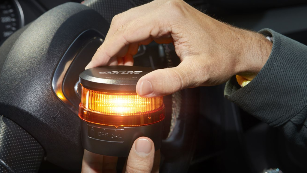 Solo las motos están exentas de llevar la baliza V16 obligatoria, aunque la Guardia Civil la recomienda