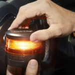 Solo las motos están exentas de llevar la baliza V16 obligatoria, aunque la Guardia Civil la recomienda