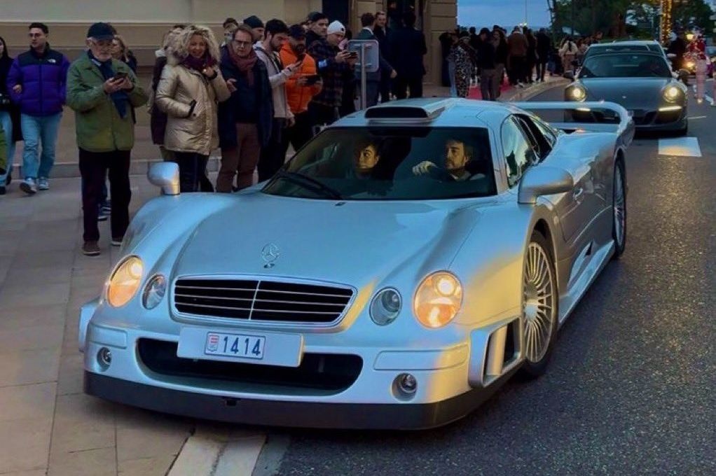 Fernando Alonso causa sensación en Mónaco con un exclusivo Mercedes CLK GTR