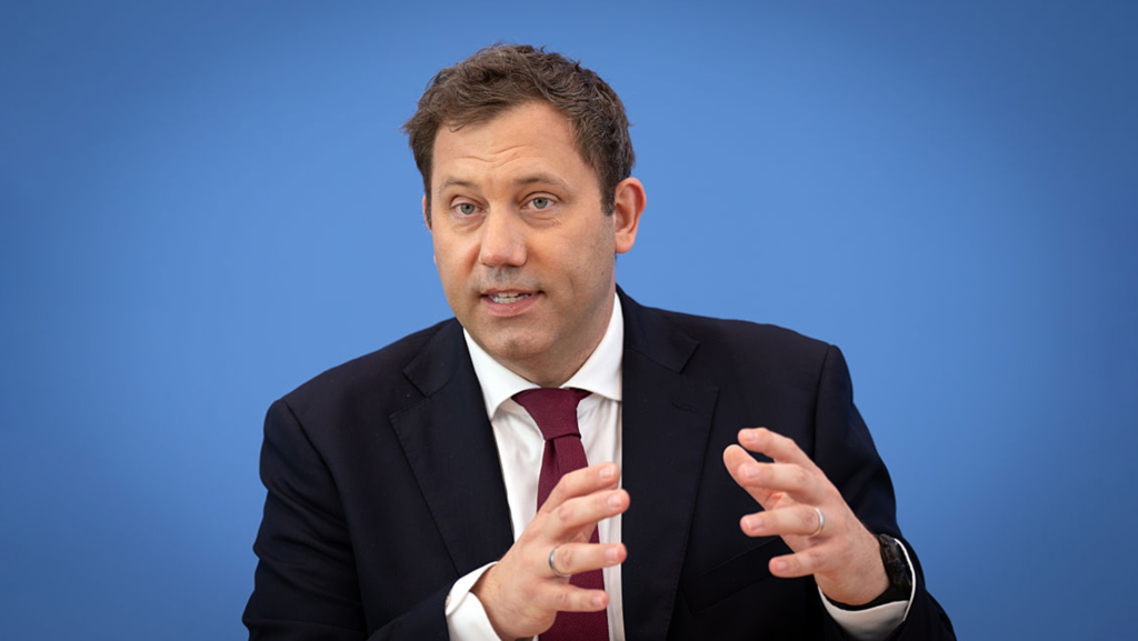 Ministro alemán advierte a fabricantes: el futuro es eléctrico, no se aferren a motores tradicionales