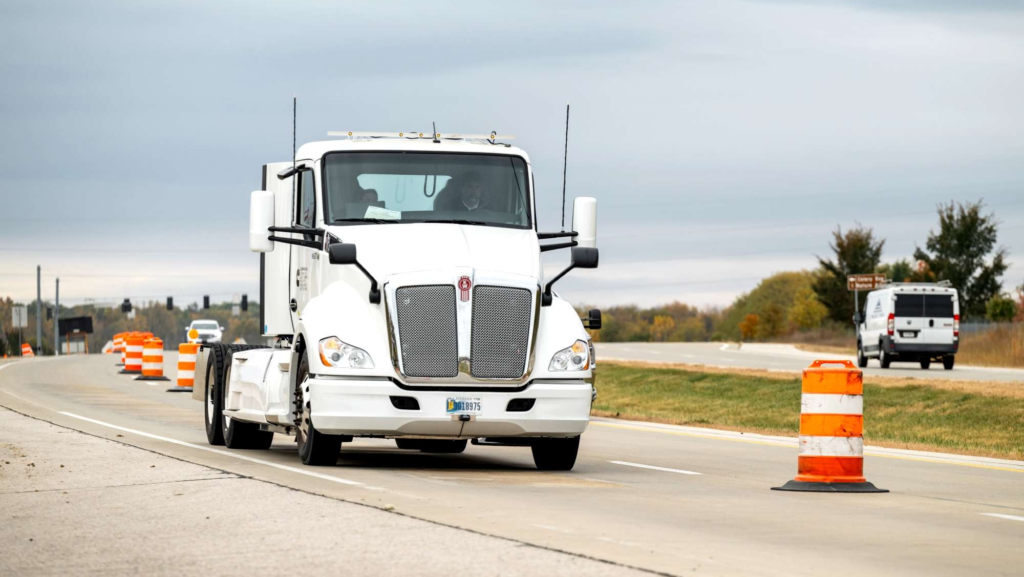 Adiós a las paradas para cargar: un camión eléctrico se recarga en autopista a 105 km/h y 190 kW