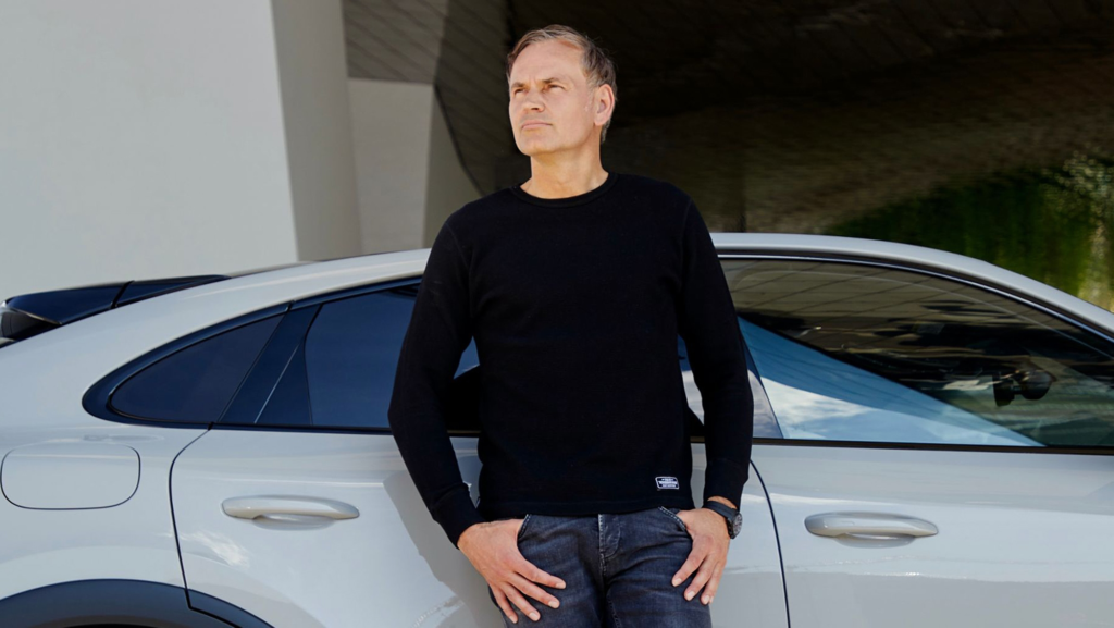 Oliver Blume, ex CEO de Porsche, reconoce error estratégico con el Macan de combustión