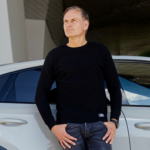 Oliver Blume, ex CEO de Porsche, reconoce error estratégico con el Macan de combustión