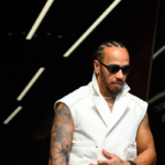 Lewis Hamilton reactiva redes sociales y aborda su futuro en Ferrari