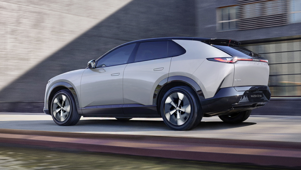 Mazda presenta el CX-6e, su SUV eléctrico más avanzado con 484 km de autonomía y pantalla de 26 pulgadas