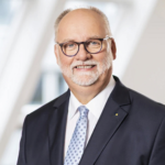 Presidente del ADAC propone subir precio de gasolina y bajar el de la luz para impulsar electromovilidad