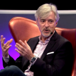 John Krafcik, de Rivian, califica de «absurda» la idea de robotaxis personales en dos años